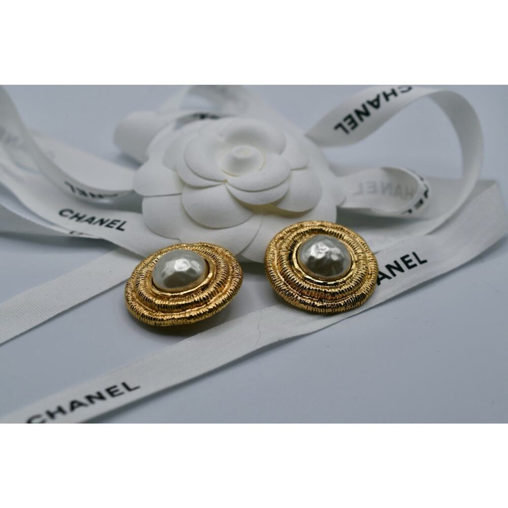 Authentic Vintage CHANEL Mabe Pearl Earrings Gold Tone 2461 Clip On France 80s
